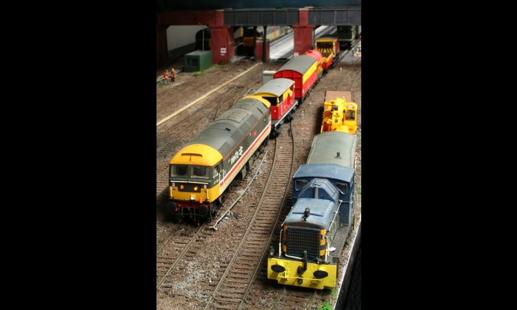 47501 "Craftsman" hauls a Satlink departmental train.